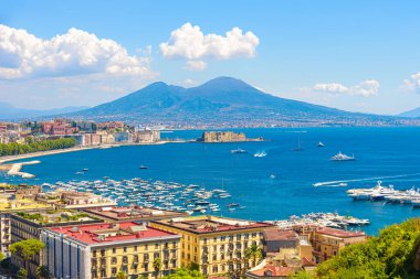 Napoli, İtalya. 31 Ağustos 2021. Arka planda Vezüv Dağı olan Posillipo tepesinden Napoli Körfezi manzarası.