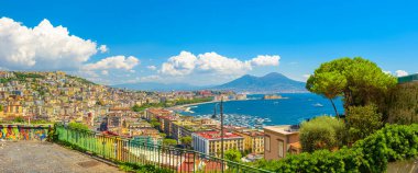 Napoli, İtalya. 31 Ağustos 2021. Arka planda Vezüv Dağı olan Posillipo tepesinden Napoli Körfezi manzarası.