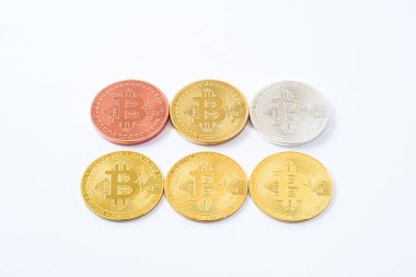 Beyaz arka planda izole edilmiş 6 bitcoin metal sikke. Biraz altın, gümüş, bronz, bakır..