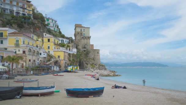 イタリア セタラ セタラの古い村のビーチや海の近くの古い建物や塔のパンニング効果と時間経過ビデオ 2021年5月6日 — ストック動画