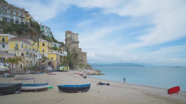 イタリア セタラ セタラの古い村と海の近くの古い建物や塔のビーチの時間経過ビデオ 2021年5月6日 — ストック動画