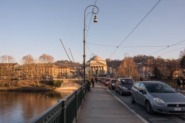 Vittorio Emauele Köprüsü 'nün Po Nehri kıyısından ve Gran Madre di Dio Kilisesi' nden görüntüler. Torino, İtalya. 1 Mayıs 2022.