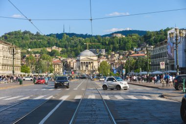Vittorio Emauele Köprüsü 'nün Po Nehri kıyısından ve Gran Madre di Dio Kilisesi' nden görüntüler. Torino, İtalya. 1 Mayıs 2022.