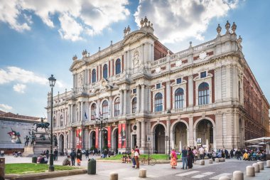 Vittorio Emauele Köprüsü 'nün Po Nehri kıyısından ve Gran Madre di Dio Kilisesi' nden görüntüler. Torino, İtalya. 1 Mayıs 2022.