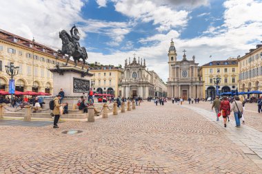 Vittorio Emauele Köprüsü 'nün Po Nehri kıyısından ve Gran Madre di Dio Kilisesi' nden görüntüler. Torino, İtalya. 1 Mayıs 2022.