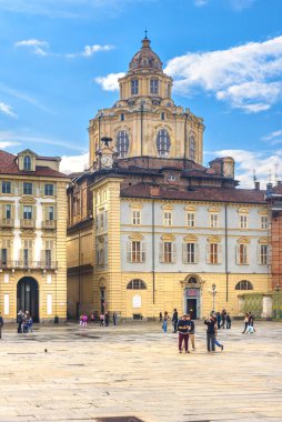 Vittorio Emauele Köprüsü 'nün Po Nehri kıyısından ve Gran Madre di Dio Kilisesi' nden görüntüler. Torino, İtalya. 1 Mayıs 2022.