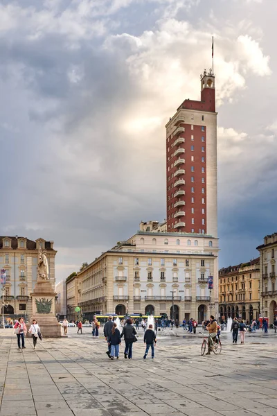 Vittorio Emauele Köprüsü 'nün Po Nehri kıyısından ve Gran Madre di Dio Kilisesi' nden görüntüler. Torino, İtalya. 1 Mayıs 2022.
