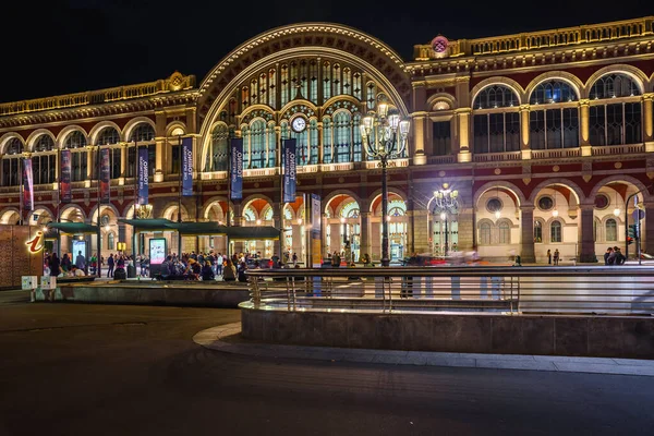 Vittorio Emauele Köprüsü 'nün Po Nehri kıyısından ve Gran Madre di Dio Kilisesi' nden görüntüler. Torino, İtalya. 1 Mayıs 2022.