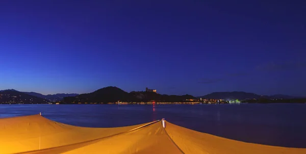 Arona Olaszország Panorámás Kilátás Arona Faluból Naplemente Után Maggiore Tónál — Stock Fotó