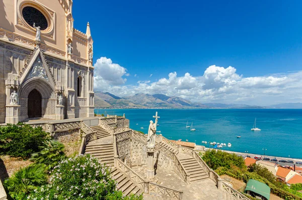 Gaeta, İtalya. 12 Ağustos 2017. San Francesco Kilisesi 'nden Gaeta manzarası. Bu kilise şehrin tarihi merkezinde yer almaktadır ve 1283 yılından itibaren inşa edilmiştir. Merdiven ve Heykel.