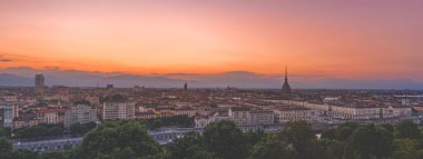 Torino, İtalya. Gün batımından sonra şehrin panoramik manzarası. Akşamları Köstebek ile Skyline. Banner Header Yatay. 1 Temmuz 2022.