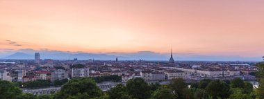 Torino, İtalya. Gün batımından sonra şehrin panoramik manzarası. Akşamları Köstebek ile Skyline. Banner Header Yatay. 1 Temmuz 2022.