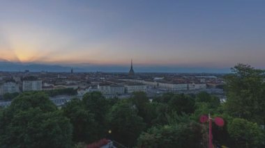 Torino, İtalya. Torino 'nun tarihi merkezinden, güneşin batışından, ışıkların açılmasından ve ayın batışından görüntü al. Zaman atlamalı videoyu yakınlaştır. 1 Temmuz 2022.