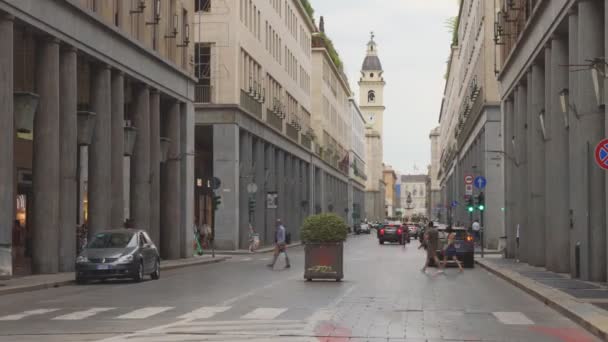 Turyn Włochy Widok Ruch Samochodowy Roma Ludźmi Przechodzącymi Przez Ulicę — Wideo stockowe