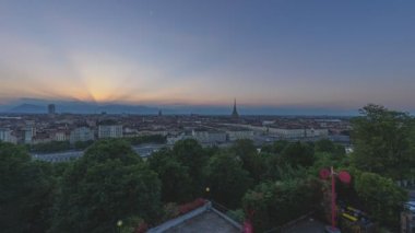 Torino, İtalya. Torino 'nun tarihi merkezinden, güneşin batışından, ışıkların açılmasından ve ayın batışından görüntü al. Video zaman aşımı. 1 Temmuz 2022.