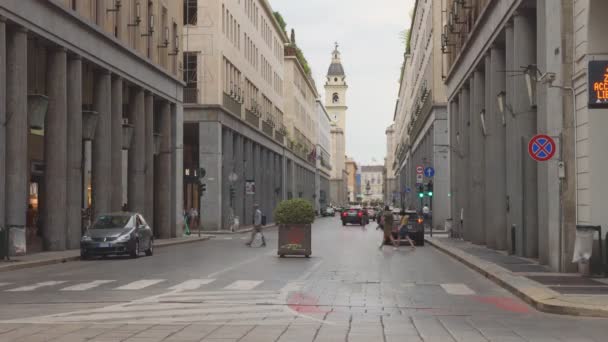 Turin Italien Blick Auf Den Autoverkehr Der Roma Mit Menschen — Stockvideo
