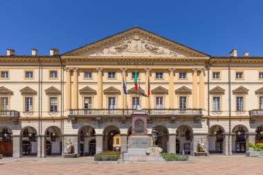 Aosta, İtalya. Via Laurent Martinet 'deki Santo Stefano Kilisesi' nin dış cephesi. 17 Nisan 2022.