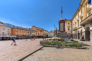 Aosta, İtalya. Via Laurent Martinet 'deki Santo Stefano Kilisesi' nin dış cephesi. 17 Nisan 2022.