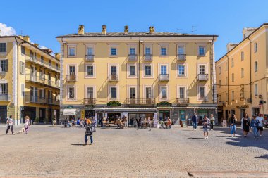 Aosta, İtalya. Via Laurent Martinet 'deki Santo Stefano Kilisesi' nin dış cephesi. 17 Nisan 2022.
