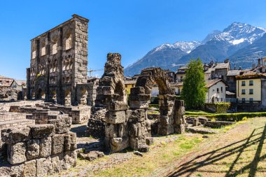 Aosta, İtalya. Antik Roma Tiyatrosu 'nun kalıntılarının arkeolojik alanının manzarası. 17 Nisan 2022.