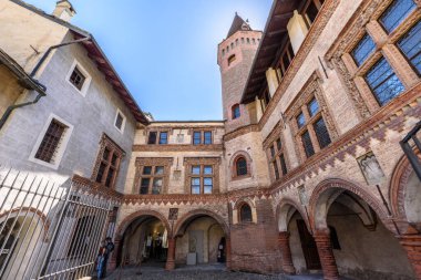 Aosta, İtalya. Aziz Orso Manastırı 'nın dış görünüşü, S Koleji Kilisesi' nin bitişiğinde. Pietro ve Orso. 17 Nisan 2022.