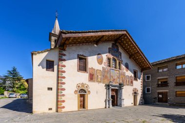 Aosta, İtalya. Via Laurent Martinet 'deki Santo Stefano Kilisesi' nin dış cephesi. 17 Nisan 2022.