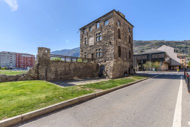 Aosta, İtalya. Via Festaz ve Via Tour de Lepreux 'un köşesindeki Torre del Lebbroso (Cüzzamlı Kulesi) adlı antik Roma kulesinin manzarası. 17 Nisan 2022.