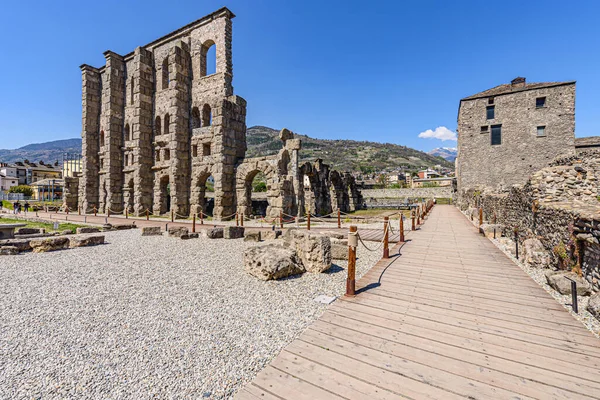 Aosta, İtalya. Antik Roma Tiyatrosu 'nun kalıntılarının arkeolojik alanının manzarası. 17 Nisan 2022.