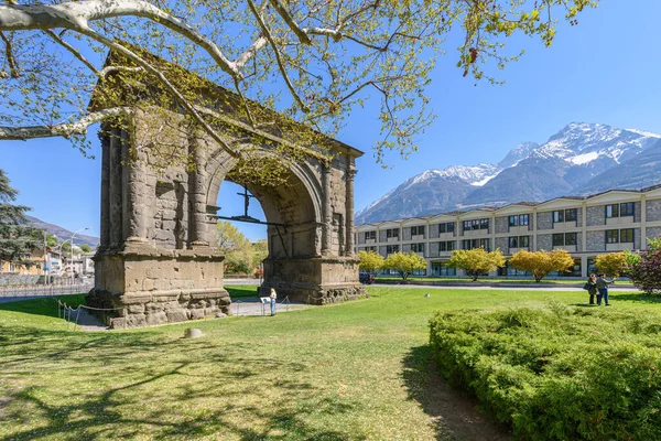 Aosta, İtalya. Antik Augustus Kemeri 'nin manzarası. Augustus 'un Salassi' ye karşı zaferini kutlamak için MÖ 25 civarında inşa edilmiş antik Roma taş kemeri. 17 Nisan 2022.