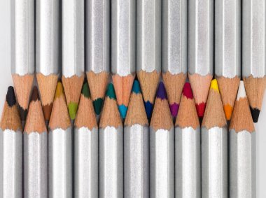 Beyaz arkaplandaki kalemlerin sanatsal şekilleri