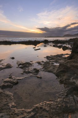 Güneş ufukta beliriyor Cala Blanca, Javea, Alicante, İspanya