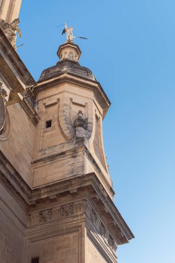 Granada 'nın eski kasabası ve Katedral' in dikey resmi. Pasiegas Meydanı, Granada, Endülüs, İspanya 'da güneşli bir gün.