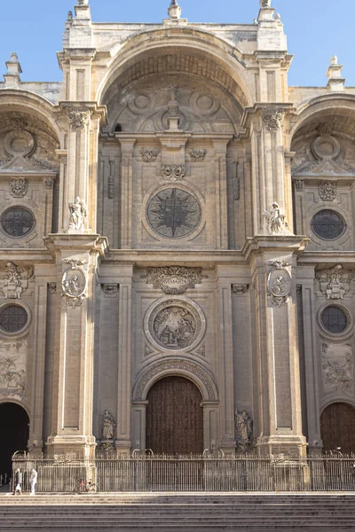 Granada 'nın eski kasabası ve Katedral' in dikey resmi. Pasiegas Meydanı, Granada, Endülüs, İspanya 'da güneşli bir gün.