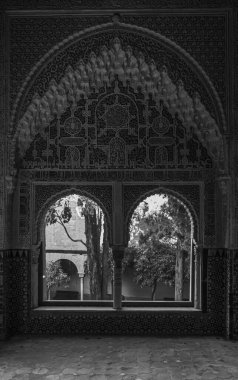 Alhambra, Granada, İspanya 'daki Comares Tower üzerindeki Arap penceresi. Bir Arap anıtı hakkında siyah beyaz resim.