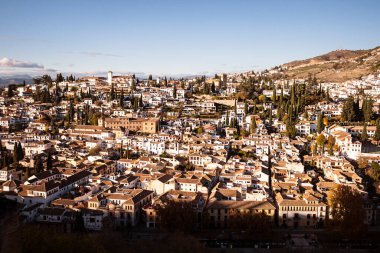 Paseo de los Tristes 'den Granada of the Alhambra' nın manzarası. Aralık 2021 'de Granada' da güneşli bir gün.