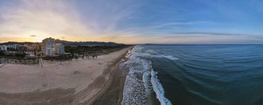 Gandia 'nın plajı kararıyor.