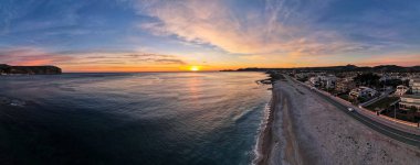 Les Rotes plajında güneşli bir gün, Denia, Alicante