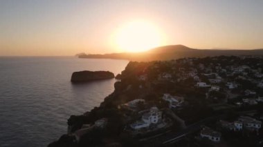 Güneş dağın arkasında saklanıyor, Kaptan La Nao, Alicante, İspanya