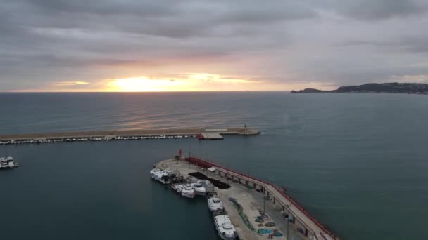 曇り空の日 コスタブランカ アリカンテ スペインのXabia Portの空中写真 — ストック動画