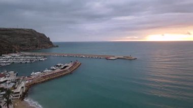 Bulutlu bir günde Xabia Limanı 'nın hava manzarası, Costa Blanca, Alicante, İspanya