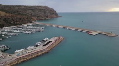 Bulutlu bir günde Xabia Limanı 'nın hava manzarası, Costa Blanca, Alicante, İspanya