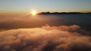 Cumbre del Sol 'da sisli gün batımı. Sis ufku ve kıyı şeridini gizliyor. İspanya, Alicante 'deki Benitachell, Moraira, Calpe ve Javea' dan insansız hava aracı görüntüleri