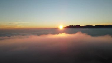 Cumbre del Sol 'da sisli gün batımı. Sis ufku ve kıyı şeridini gizliyor. İspanya, Alicante 'deki Benitachell, Moraira, Calpe ve Javea' dan insansız hava aracı görüntüleri