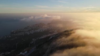 Cumbre del Sol 'da sisli gün batımı. Sis ufku ve kıyı şeridini gizliyor. İspanya, Alicante 'deki Benitachell, Moraira, Calpe ve Javea' dan insansız hava aracı görüntüleri