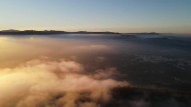 Cumbre del Sol 'da sisli gün batımı. Sis ufku ve kıyı şeridini gizliyor. İspanya, Alicante 'deki Benitachell, Moraira, Calpe ve Javea' dan insansız hava aracı görüntüleri