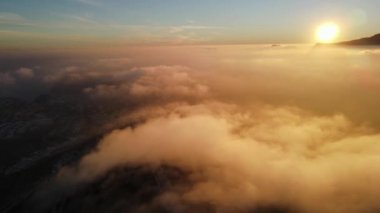 Cumbre del Sol 'da sisli gün batımı. Sis ufku ve kıyı şeridini gizliyor. İspanya, Alicante 'deki Benitachell, Moraira, Calpe ve Javea' dan insansız hava aracı görüntüleri