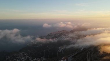 Cumbre del Sol 'da sisli gün batımı. Sis ufku ve kıyı şeridini gizliyor. İspanya, Alicante 'deki Benitachell, Moraira, Calpe ve Javea' dan insansız hava aracı görüntüleri