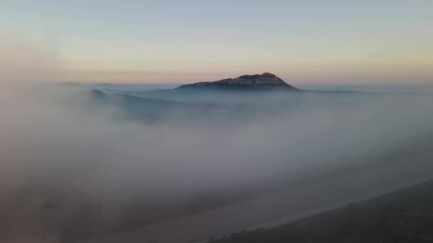 カンブル ソルの霧の夕日 霧は水平線と海岸線を隠す スペインのアリカンテにあるBenitachell Morira Calpe Javaからのドローンビュー — ストック動画