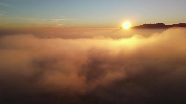カンブル ソルの霧の夕日 霧は水平線と海岸線を隠す スペインのアリカンテにあるBenitachell Morira Calpe Javaからのドローンビュー — ストック動画