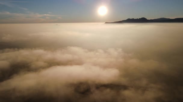 カンブル ソルの霧の夕日 霧は水平線と海岸線を隠す スペインのアリカンテにあるBenitachell Morira Calpe Javaからのドローンビュー — ストック動画